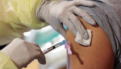 Flisiak: Odmawiając szczepienia musimy akceptować, że część chorych umrze