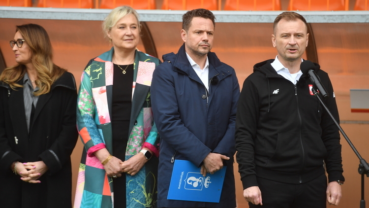 Rafał Trzaskowski (drugi z prawej)