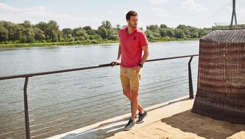 3 sprawdzone stylizacje z męskimi chinosami w roli głównej