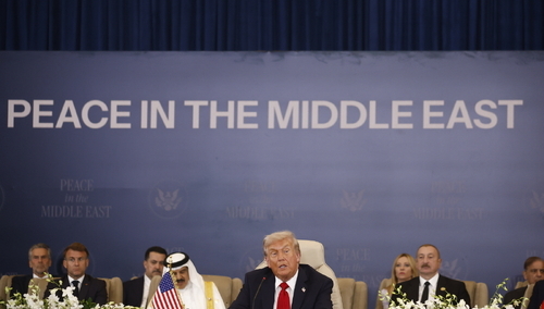 Donald Trump podczas ceremonii podpisania traktatu pokojowego w Szarm el-Szejk