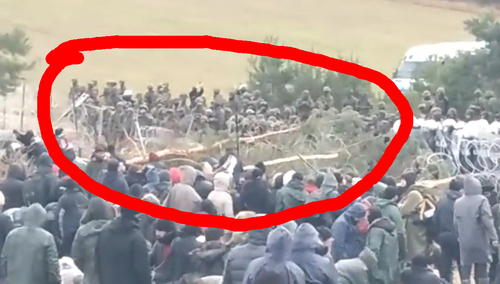 imigranci taranują umocnienia graniczne przy pomocy drzew