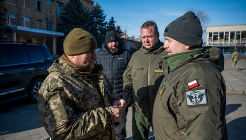 „Jest trochę jak w filmie sensacyjnym”. Jak Polacy docierają z pomocą do strefy zero