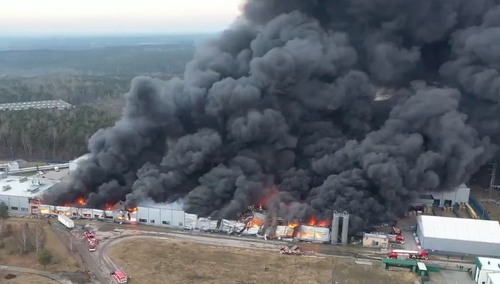 Gigantyczny pożar w Starachowicach. Z ogniem walczy ponad 100 strażaków [WIDEO]