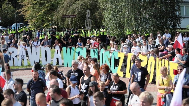 "WHO - samo zło!", "Maseczki to tresura!". Ulicami Warszawy przeszedł marsz "Zakończyć plandemię"