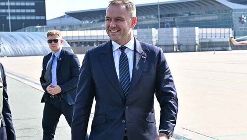 Prezydent RP Karol Nawrocki na warszawskim lotnisku