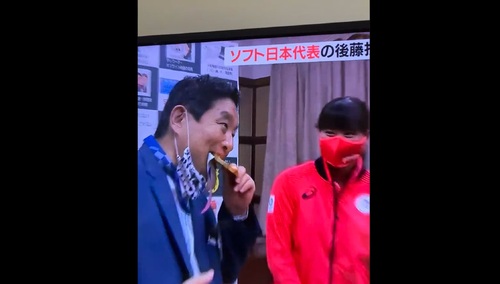 [WIDEO] Oburzenie w Japonii. Burmistrz ugryzł medal olimpijski. "Słyszałem stuknięcie jego zębów"