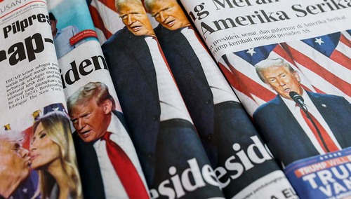 Pierwsze strony indonezyjskich gazet pokazujące zdjęcia prezydenta-elekta USA Donalda J. Trumpa