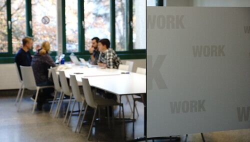 Pracownicy w biurze, zdjęcie ilustracyjne