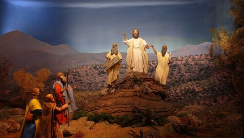 Roczna szopka w kościele franciszkanów w Bad Tölz, stworzona przez mistrza ciesielstwa Antona Kreisa z figurami wyrzeźbionymi przez Georga Anderla