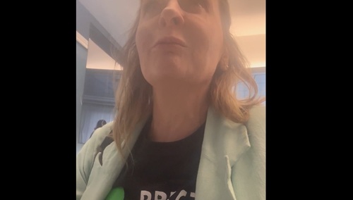 Monika Rutke przez sejmowym biurem przepustek