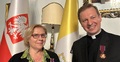 Od lewej: Manuela Tulli, ks. Paweł Rytel-Andrianik