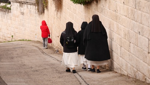 Watykan: ograniczenia w tworzeniu przyszłych wspólnot zakonnych