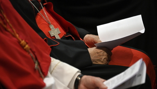 Kadynalskie nieszpory przy grobie papieża Franciszka