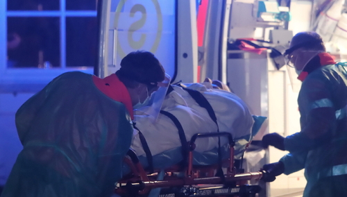 Roman Giertych zabierany karetką do szpitala, po tym jak zasłabł podczas przeszukania w jego domu