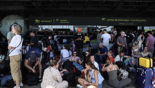 Blackout w Portugalii, pasażerowie czekający przy wejściu na lotnisko Humberto Delgado w Lizbonie