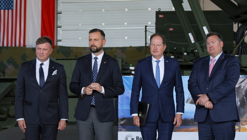 Szef MON Władysław Kosiniak-Kamysz i ambsador USA Mark Brzezinsky (w środku)
