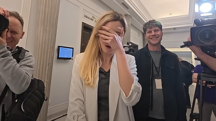 Dziennikarka TVP Magdalena Pernet podczas rozmowy ze Sławomirem Mentzenem