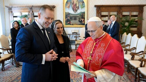 Od lewej: Karol Nawrocki, Marta Nawrocka, Leon XIV