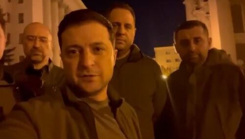 [wideo] „Premier minister tut, prezydent tut”. Zełenski obala rosyjską dezinformację o ucieczce z Kijowa
