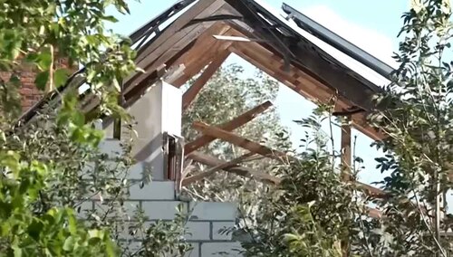 Uszkodzony dom w Wyrykach w woj. lubelskim