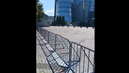 Barierki pod siedzibą TVP w likwidacji