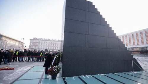 Warszawa, 10.01.2024. Prezes PiS Jarosław Kaczyński podczas złożenia kwiatów przed Pomnikiem Ofiar Tragedii Smoleńskiej na pl. Piłsudskiego w Warszawie