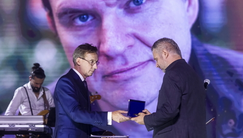 Wieliński odbiera medal w imieniu Andrzeja Poczobuta