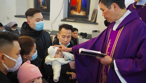 O. Józef Them Nguyen SVD udzielający sakrament chrztu św. w dolnym kościele w parafii św. Jadwigi Ślaskiej w Warszawie 2021 rok.