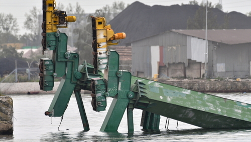 Dźwig stoczniowy runął do wody