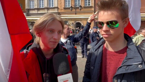 Młodzi uczestnicy marszu z okazji 1000-lecia Królestwa Polskiego oraz 500-lecia Hołdu Pruskiego