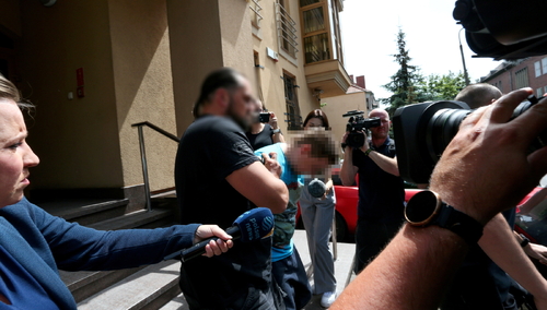 Podejrzany ojciec 19-dniowego noworodka zmarłego w wyniku pobicia, wyprowadzany z siedziby Prokuratury w Gorzowie Wielkopolskim