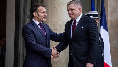 Prezydent Francji Emmanuel Macron i premier Słowacji Robert Fico