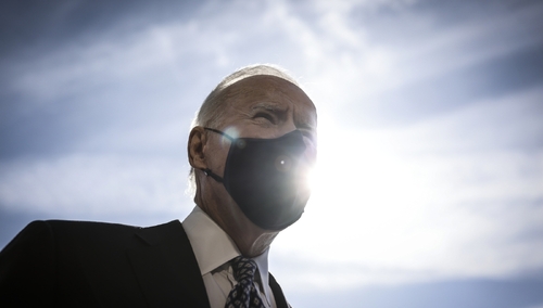 "Na zewnątrz było dość wietrznie". Rzecznik Białego Domu tłumaczy upadek Bidena