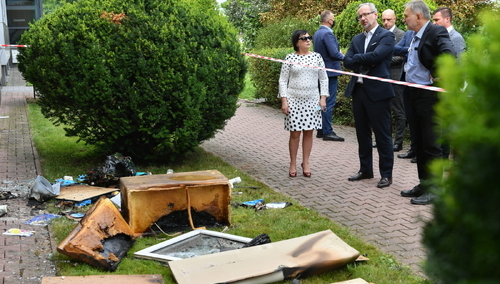 Minister zdrowia Adam Niedzielski (4P) oraz dyrektor PSSE Zamość, Państwowy Powiatowy Inspektor Sanitarny w Zamościu Stanisław Jaślikowski (2P) przy podpalonym budynku Powiatowej Stacji Sanitarno-Epidemiologicznej przy ulicy Peowiaków w Zamościu.