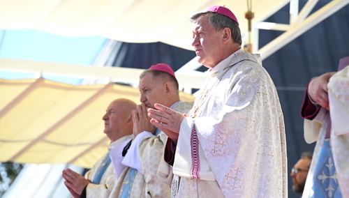 Msza św. podczas 42. Pielgrzymki Ludzi Pracy na Jasną Górę pod przewodnictwem abp. Józefa Kupnego (pierwszy od prawej). Homilię wygłosił abp Józef Guzdek (w środku).