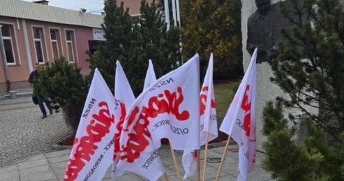 Flagi Solidarności przed ZG Polkowice-Sieroszowice