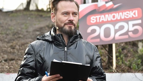 Krzysztof Stanowski podczas akcji zbierania podpisów