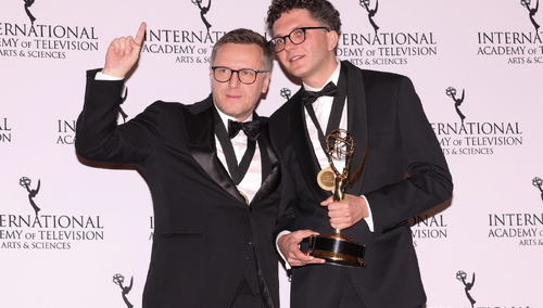 Reżyser Jakub Piątek (z prawej) i producent Maciej Kubicki (z lewej) z nagrodą za „Pianoforte”