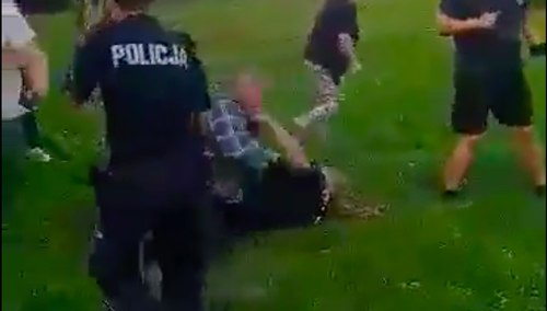 [video] Brutalny atak na interweniujących policjantów. Do sieci trafiło szokujące nagranie