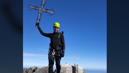 "Pozdrowienia z Gerlacha". Szok. Taternik "chwali się" zdjęciem ułamanego Krzyża z najwyższego szczytu Tatr
