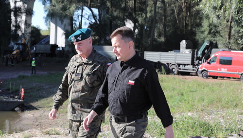 Ruszyła budowa mostu pontonowego na Wiśle. Błaszczak: koszty będą niższe niż strefa relaksu