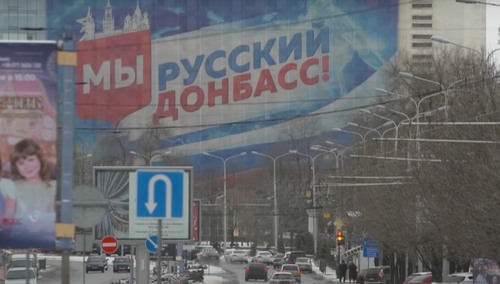 Donieck, styczeń 2022 r. Baner z napisem „Jesteśmy rosyjskim Donbasem”