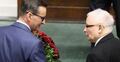 Mateusz Morawiecki wraz z prezesem PiS Jarosławem Kaczyńskim tuż po przegranym głosowaniu