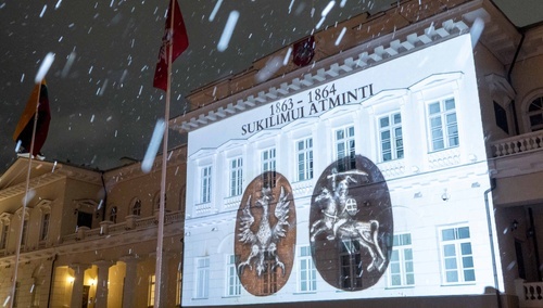 Iluminacja na fasadzie pałacu prezydenckiego w Wilnie z okazji rocznicy wybuchu Powstania Styczniowego