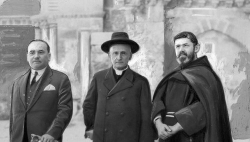 Kardynał Adam Sapieha (w tym czasie arcybiskup krakowski) w towarzystwie konsula generalnego RP w Jerozolimie Tytusa Zbyszewskiego i o. Aureliusza Borkowskiego OFM przed wejściem do Bazyliki Grobu Pańskiego w 1930 roku