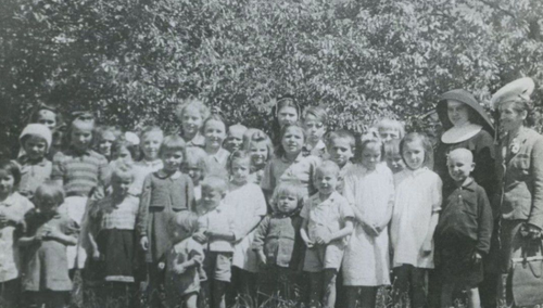 S. Rozalią Sidełko z grupą dzieci z sierocińca, w tym dzieci żydowskich