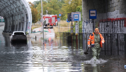 Warszawa: Zalana trasa S8 po ulewach
