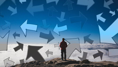 Człowiek i strzałki wskazujące różne strony