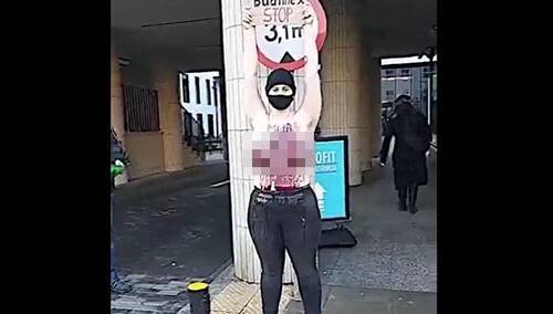 Aktywistka Extinction Rebellion protestuje przeciwko budowie zapory na granicy przed siedzibą Budimexu