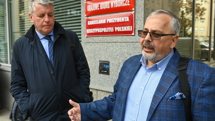 Członkowie PKW Ryszard Balicki i Paweł Gieras przed siedzibą PKW w Warszawie